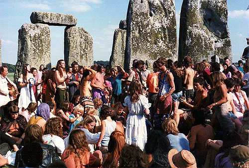 Hippies festejam no meio do monumento em 1984